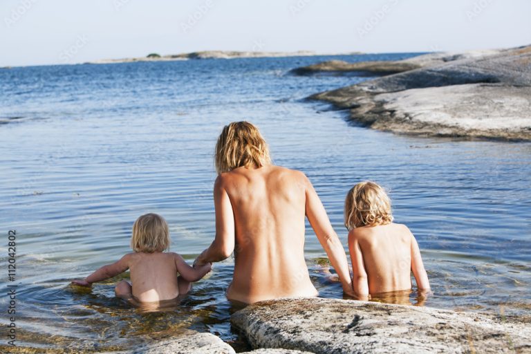 Papa pudique, maman à poil: la nudité dans les familles en 2025