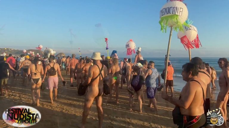Des nudistes en festival à Zipolite