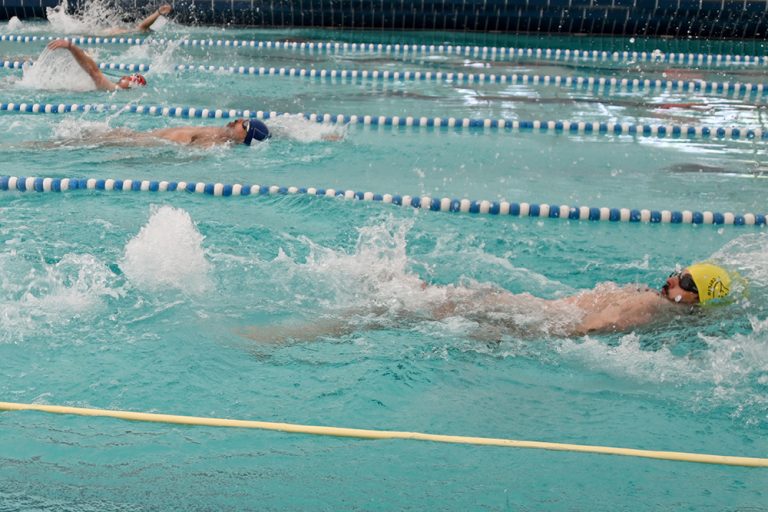 Un championnat de natation naturiste