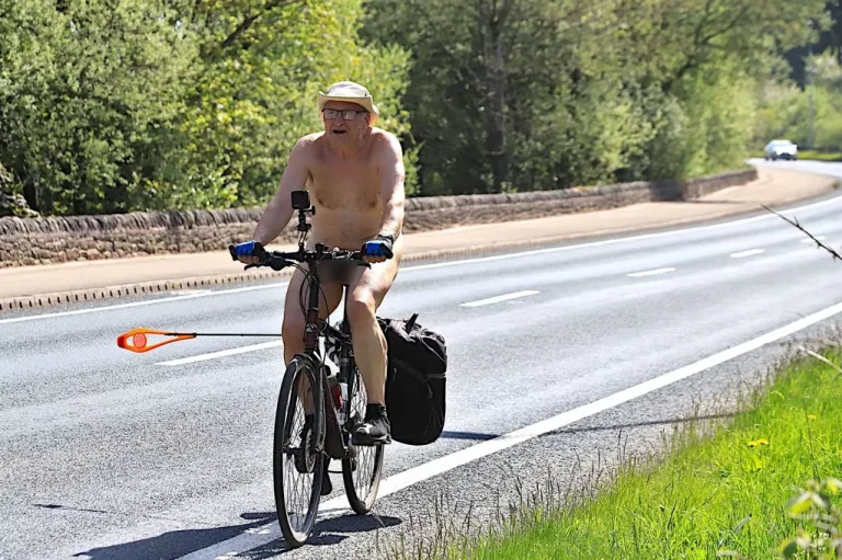 Un cycliste naturiste défend avec panache la liberté corporelle au Royaume-Uni