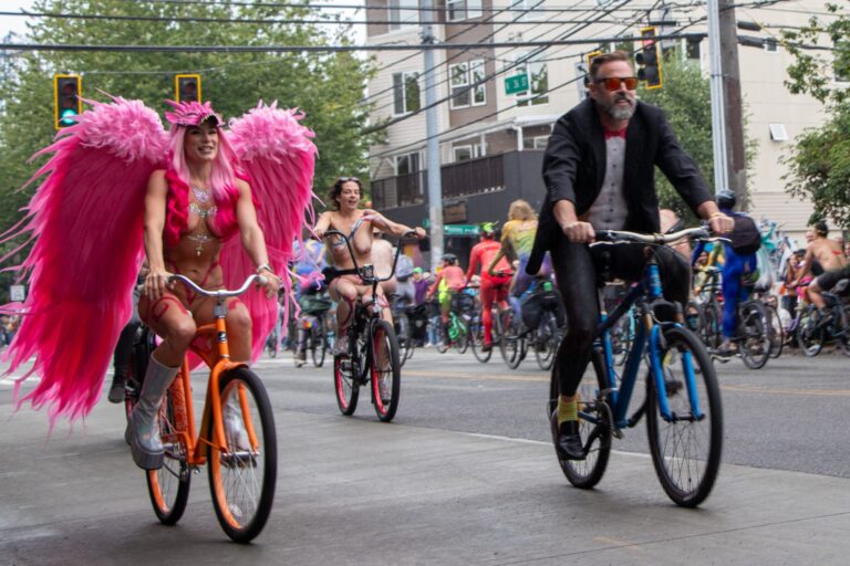 Les cyclistes nus et peints à la Fremont Parade de Seattle 2025