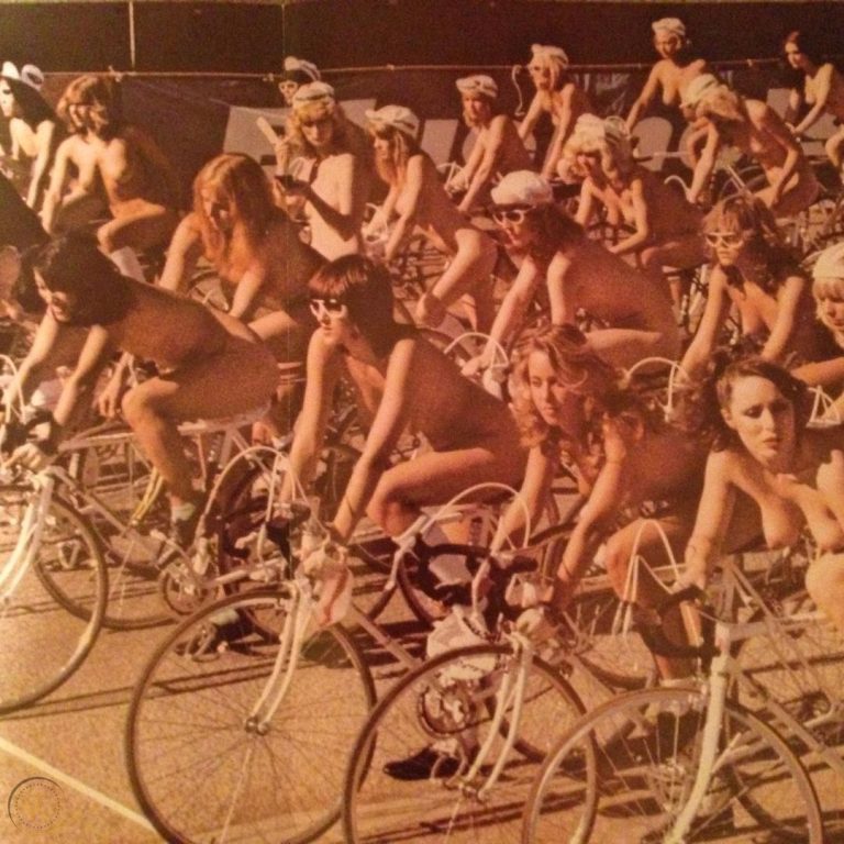 65 femmes en vélo et nues pour un groupe de rock