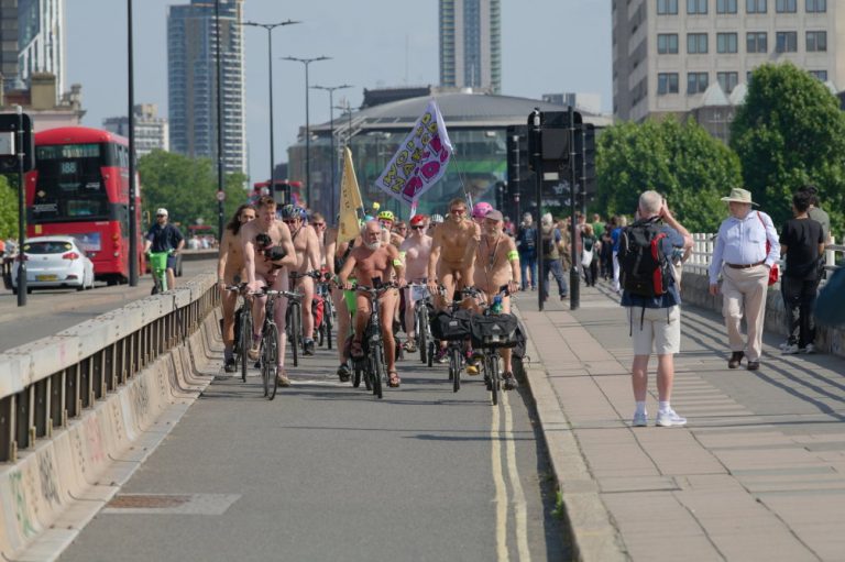 Londres ce 14 juin 2025: des centaines de cyclistes nus envahissent les rues