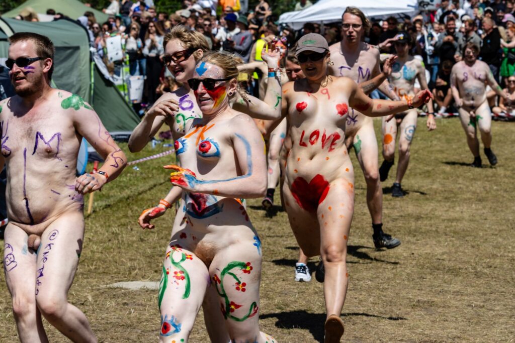Frida, 20 ans, remporte la course nue du Roskilde Festival 2025 : « C’est tellement fou »
