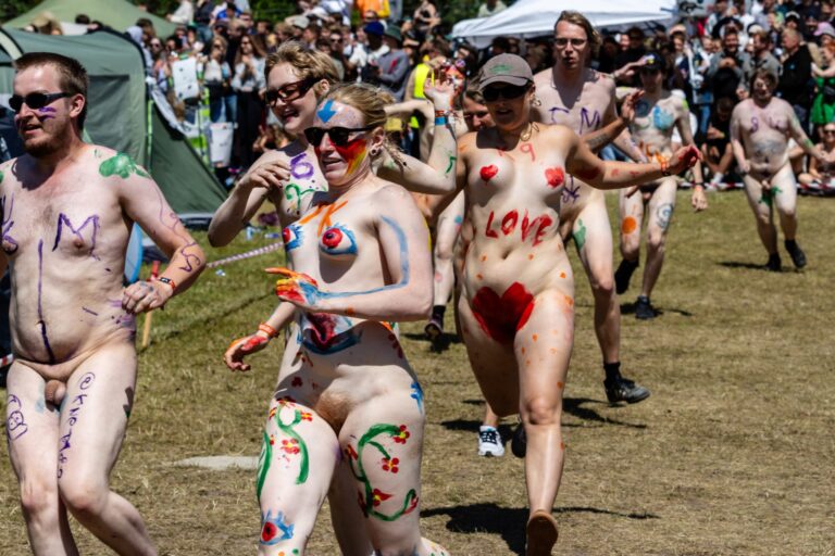 Frida, 20 ans, remporte la course nue du Roskilde Festival 2025 : « C’est tellement fou »