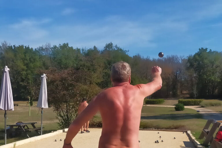 Pétanque et naturisme au Clos Barrat