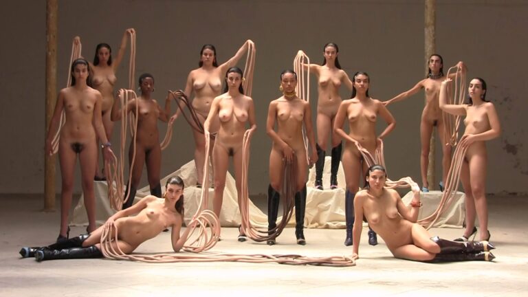 Communiqué extraterrestre en toute nudité