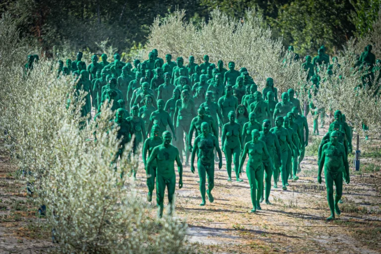 À Grenade, une marée de corps “verts” pour Spencer Tunick