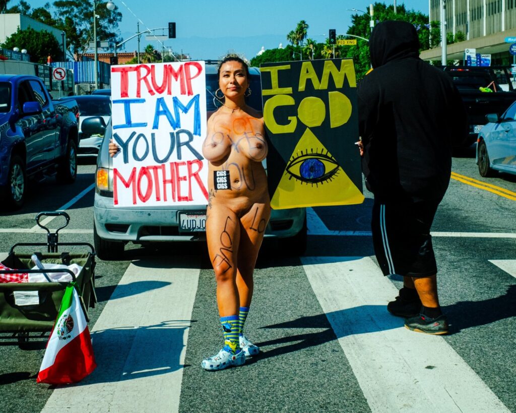 Une manifestante nue paralyse la circulation à Los Angeles lors des protestations anti-ICE