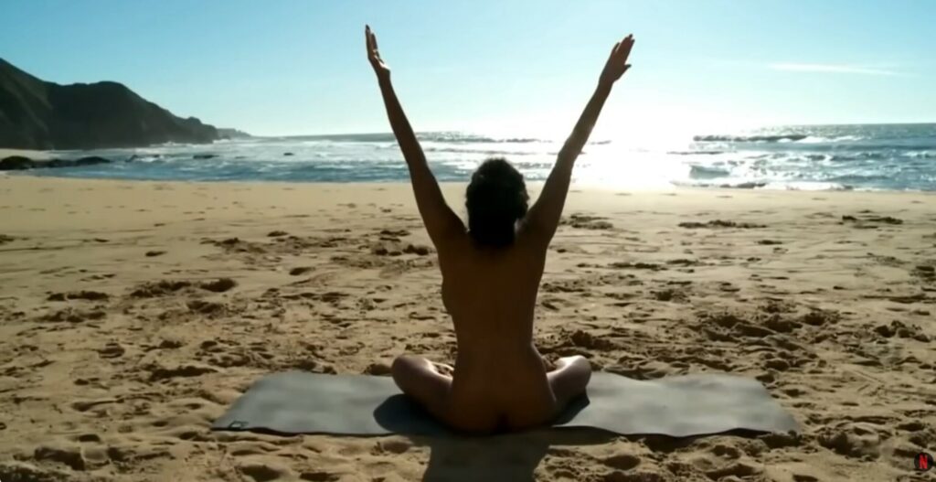 Du yoga nu sur la plage, reposant