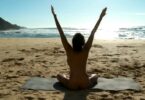 du-yoga-nu-sur-la-plage,-reposant