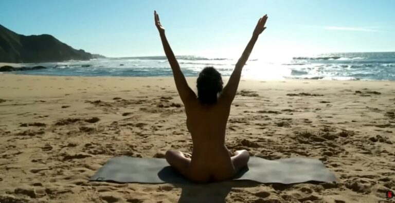 Du yoga nu sur la plage, reposant