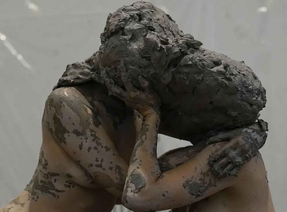 Remuer nue dans l’argile