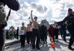 topless-a-paris-pour-peta-et-les-femen