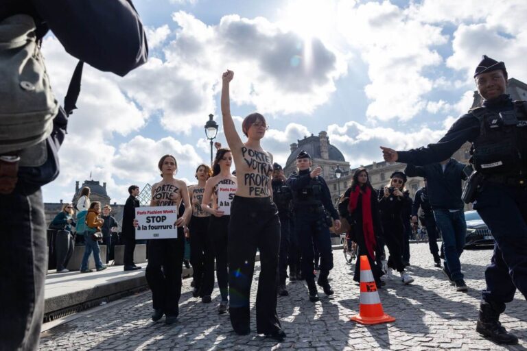 Topless à Paris pour Peta et les Femen