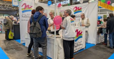 a-paris,-les-naturistes-font-salon