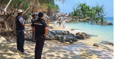 phuket-:-la-police-controle-la-plage