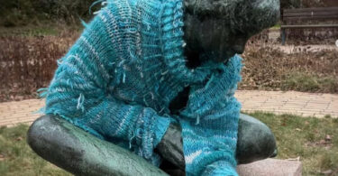 des-tricoteuses-rhabillent-les-femmes-nues