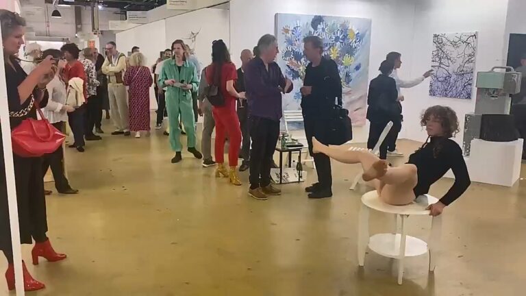 Un nu inopiné « en pleine gloire » surprend les visiteurs de la foire d’art