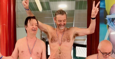 des-nageurs-naturistes-en-competition