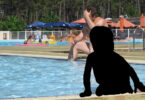 canada-:-une-enfant-interdite-de-naturisme