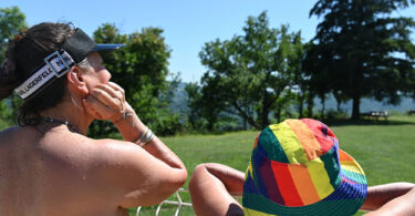 une-assemblee-sous-le-soleil-auvergnat