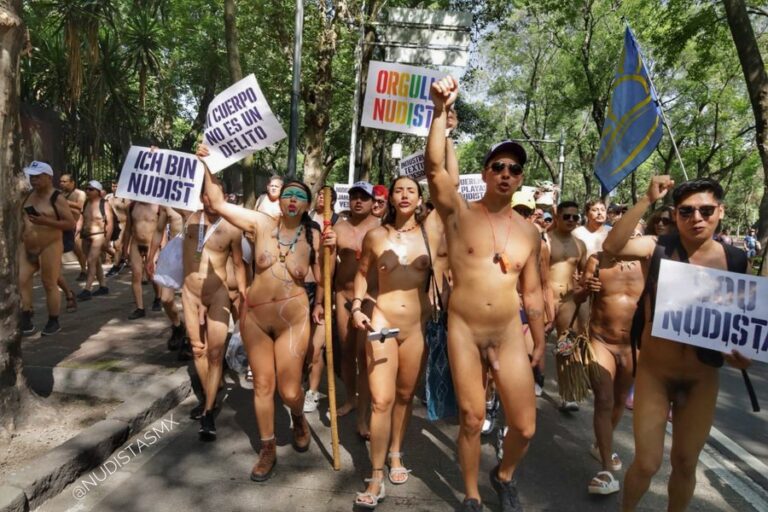 Mexique : La « Marcha del Día al Desnudo » rassemble des centaines de personnes à Mexico