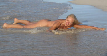 camille,-un-prince,-et-une-plage-suggeree