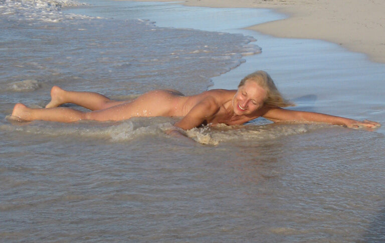 Camille, un prince, et une plage suggérée