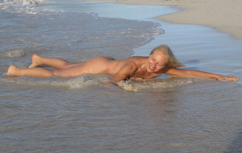 camille,-un-prince,-et-une-plage-suggeree