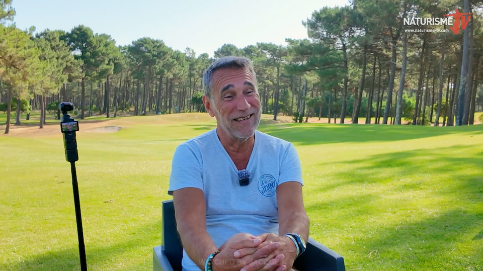 La Jenny : le golf naturiste séduit le monde