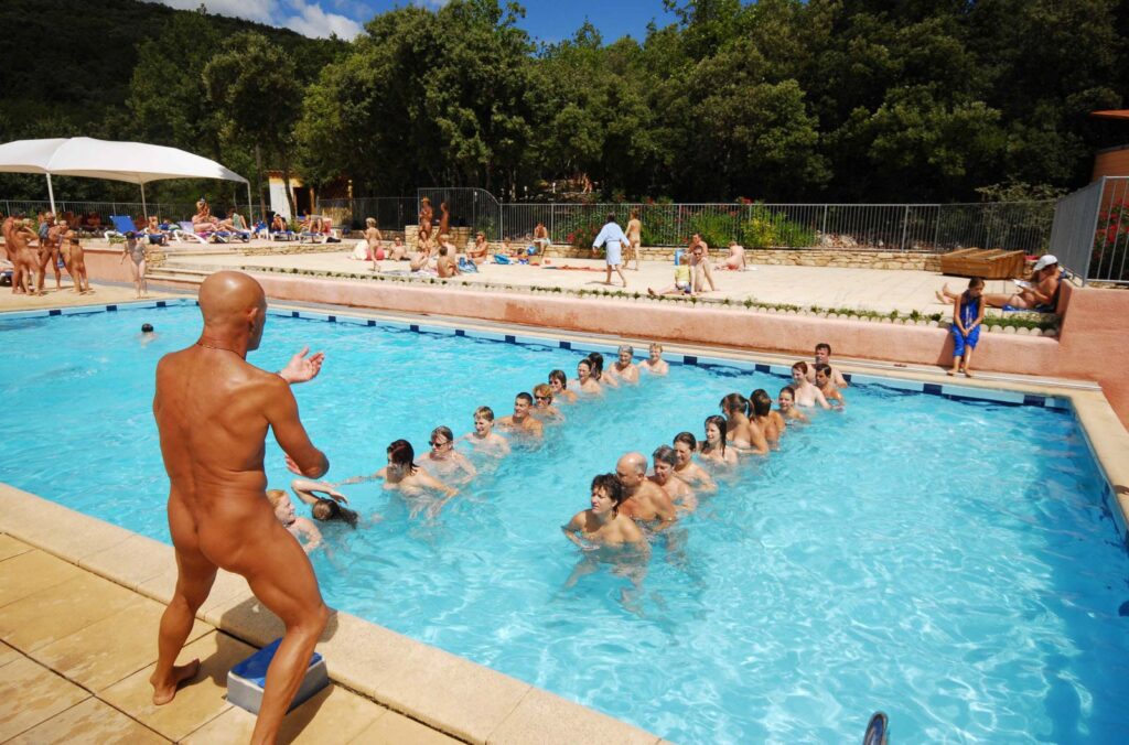 Naturisme et image corporelle : Comment la nudité sociale aide à mieux s’accepter