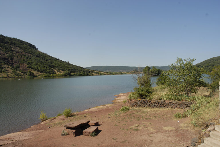 Pour une plage naturiste au Salagou