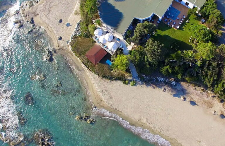 Vacances naturistes slow en Corse pour seniors