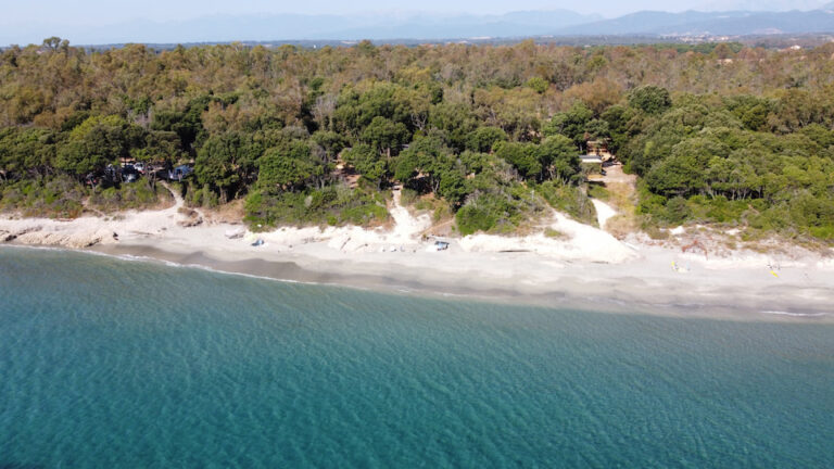 Débuter le naturisme au camping Calella en Corse : le guide serein de la première fois